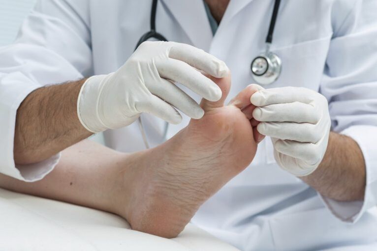 The doctor's examination for the presence of ringworm